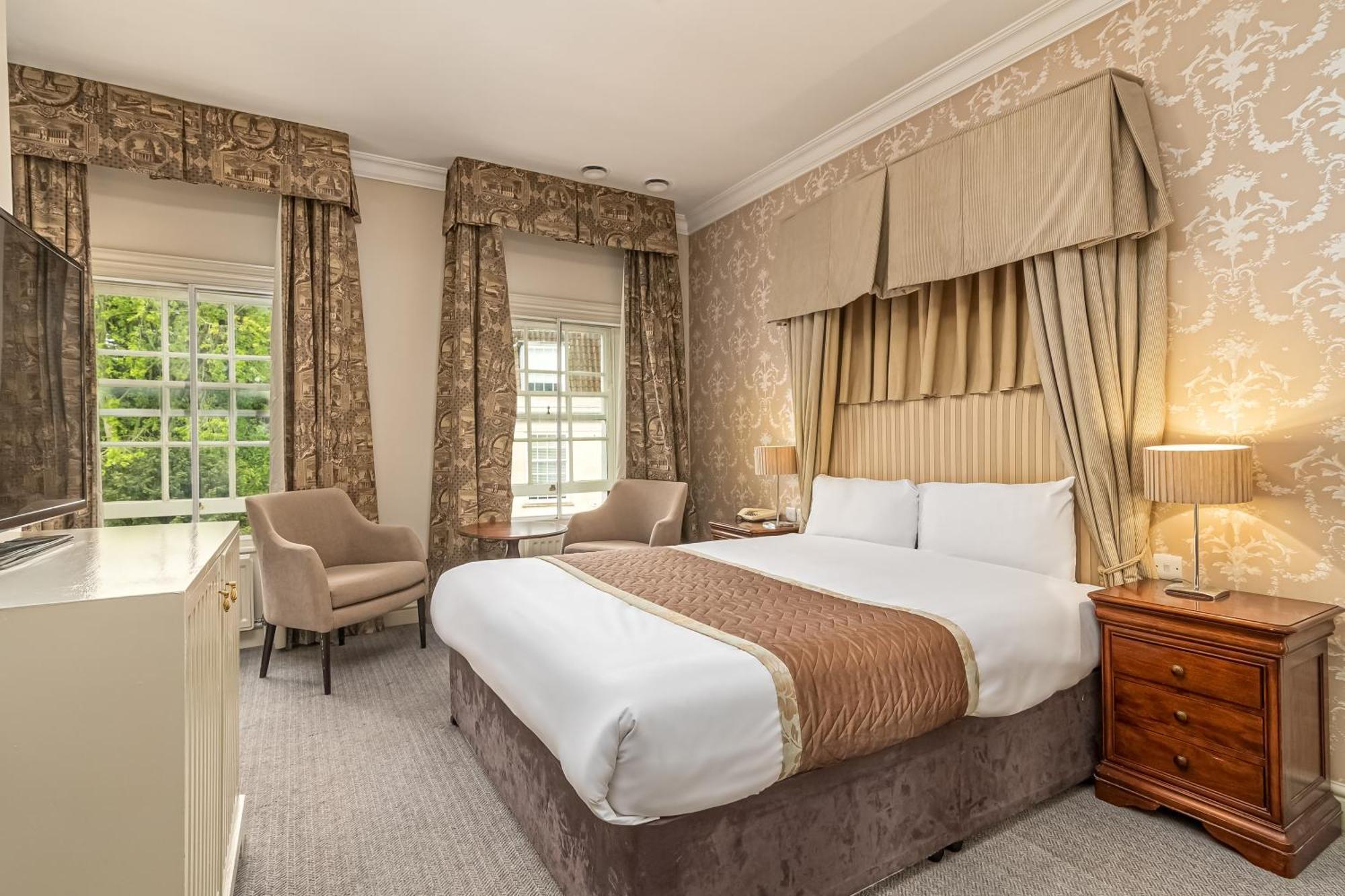 Mercure Salisbury White Hart Hotel & Apartments Bagian luar foto