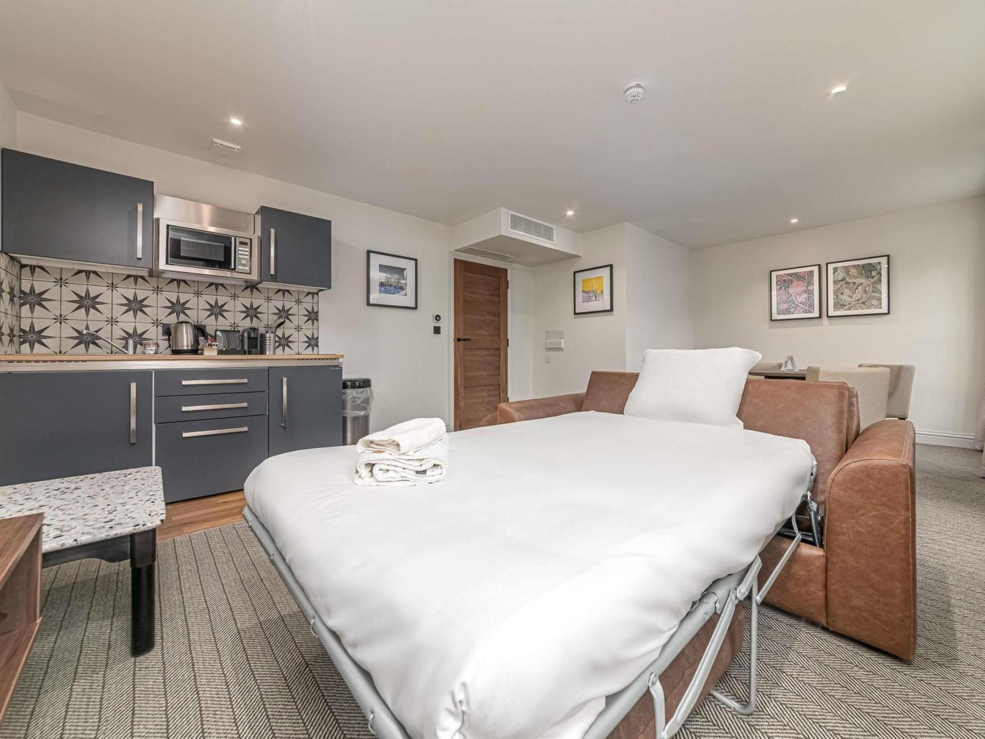 Mercure Salisbury White Hart Hotel & Apartments Bagian luar foto