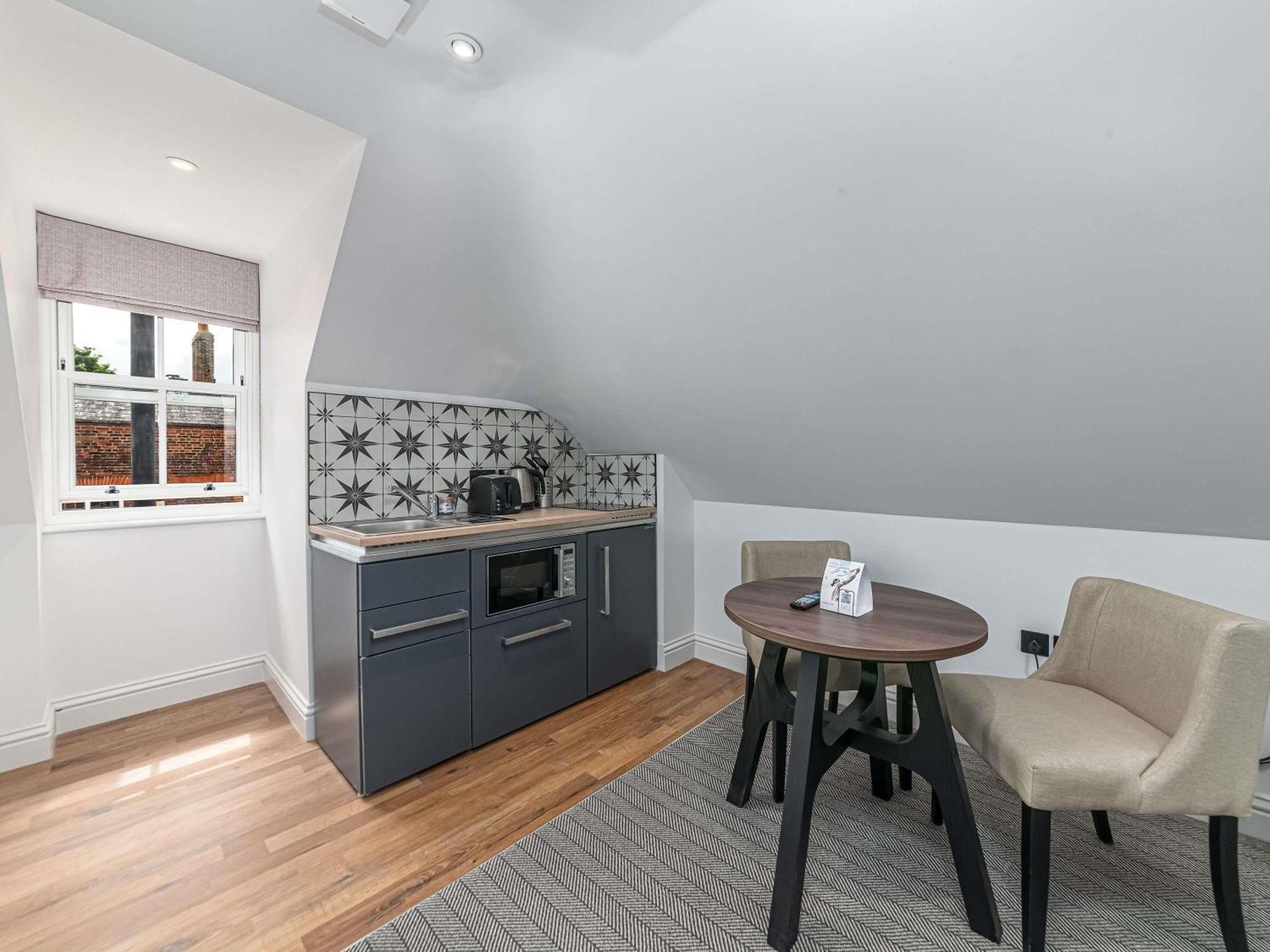Mercure Salisbury White Hart Hotel & Apartments Bagian luar foto