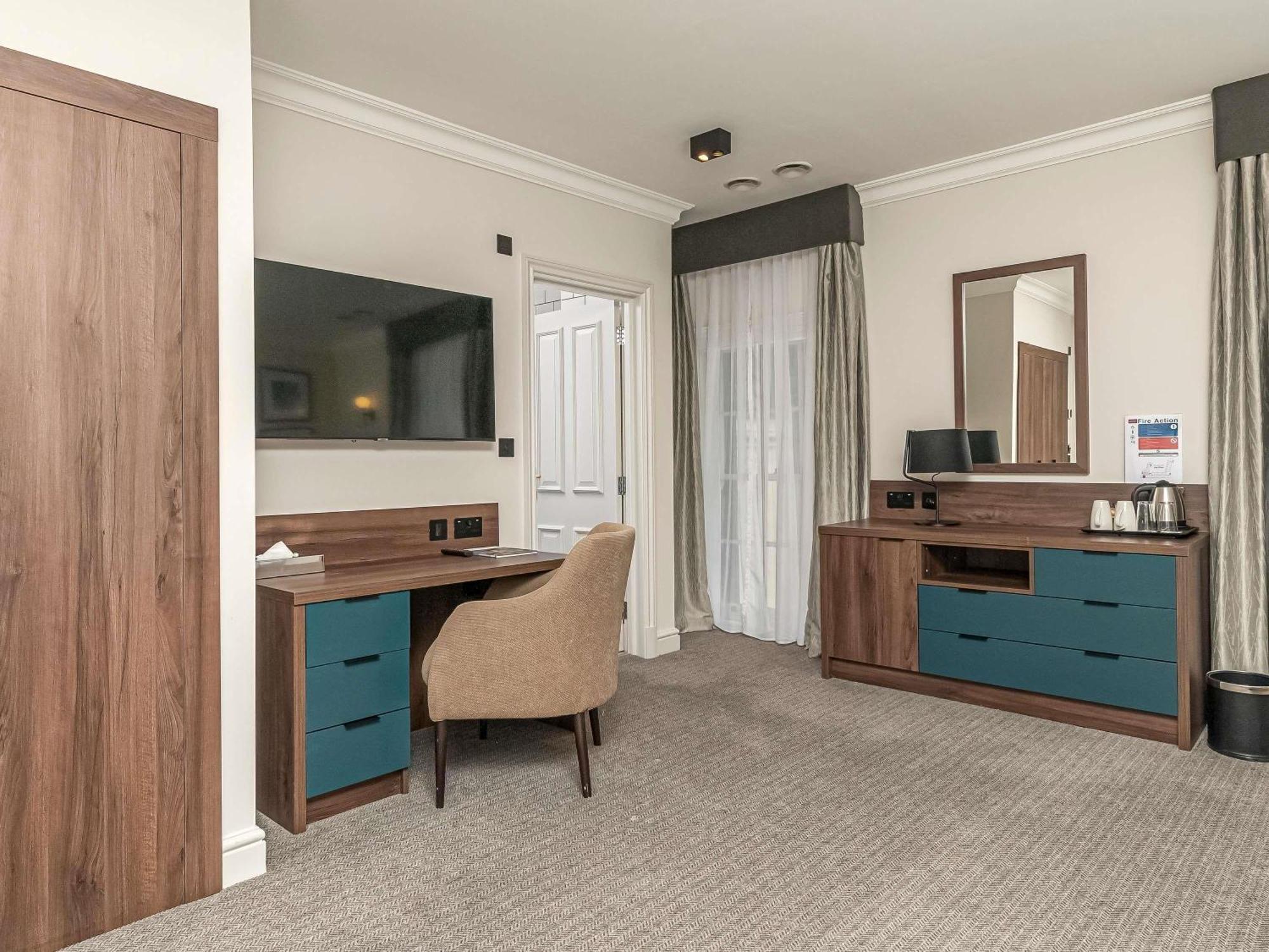Mercure Salisbury White Hart Hotel & Apartments Bagian luar foto