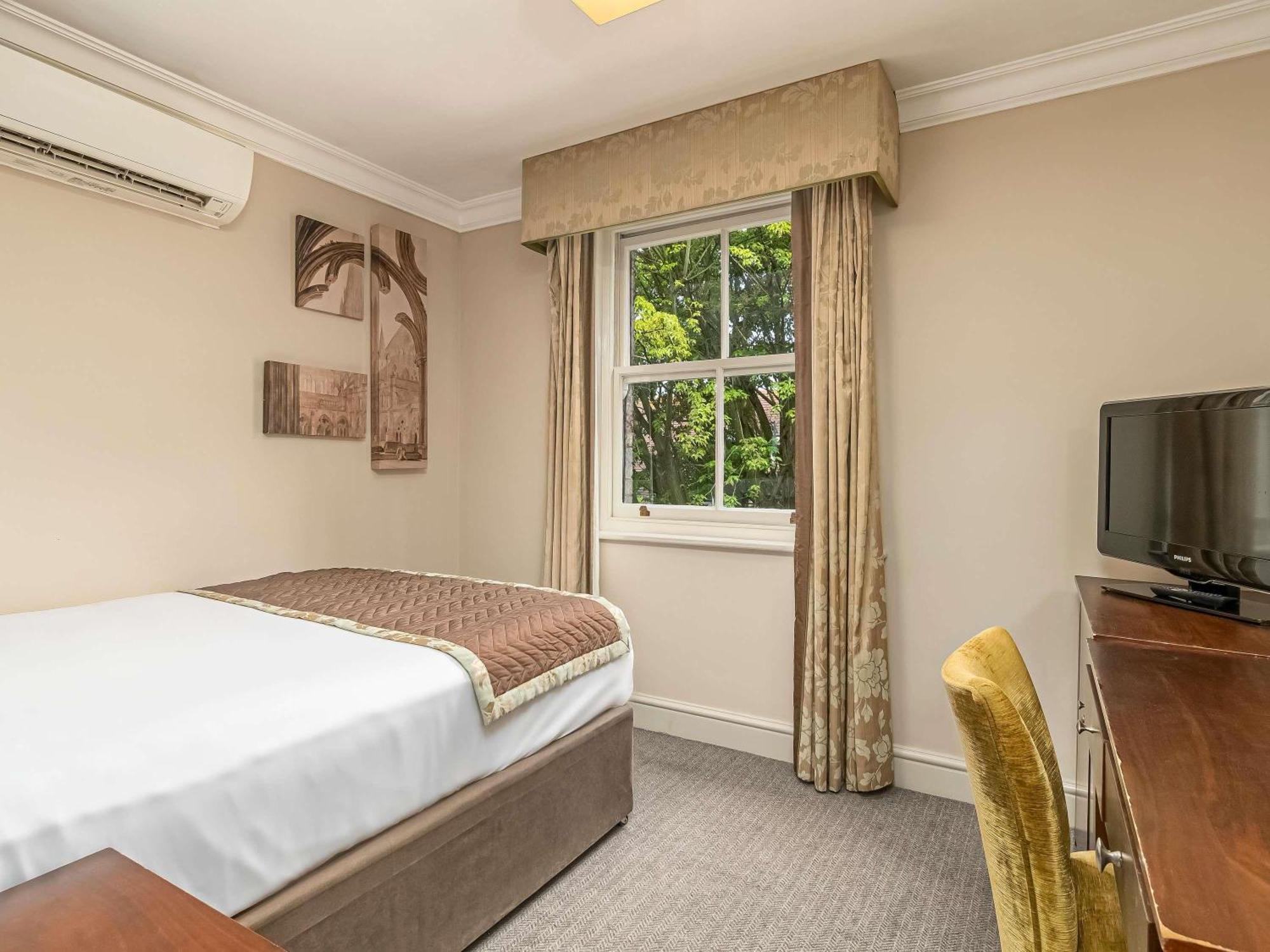 Mercure Salisbury White Hart Hotel & Apartments Bagian luar foto