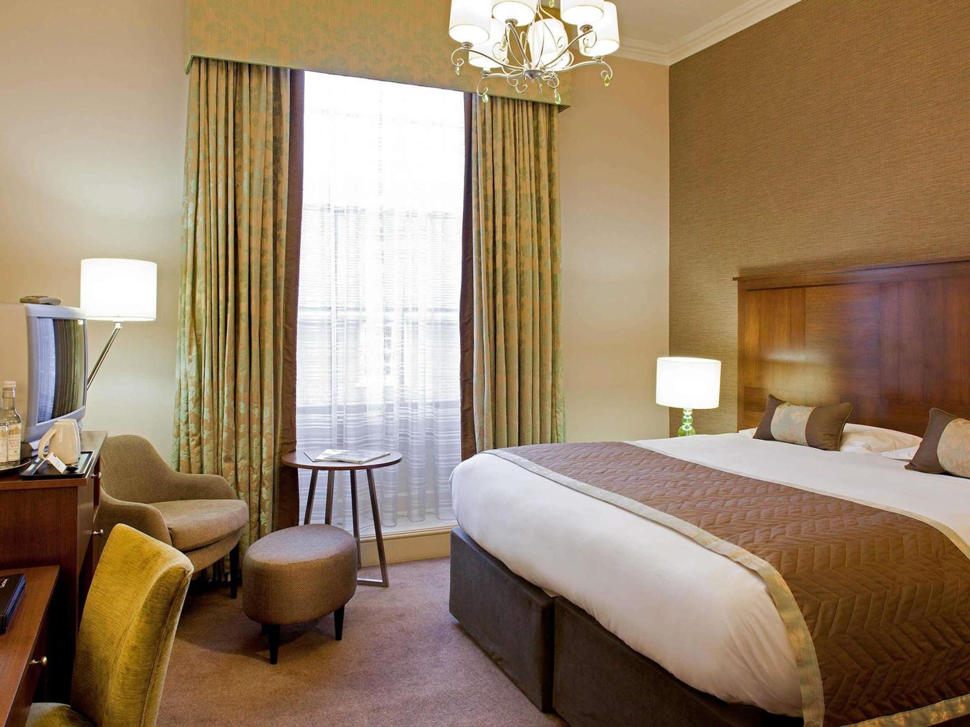Mercure Salisbury White Hart Hotel & Apartments Bagian luar foto